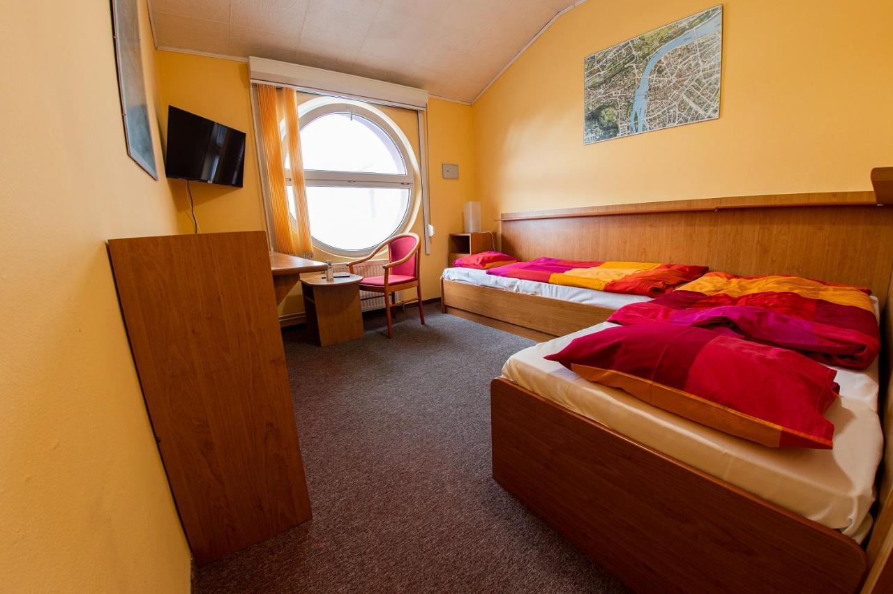 Penzion Skolicka Prag Exteriör bild