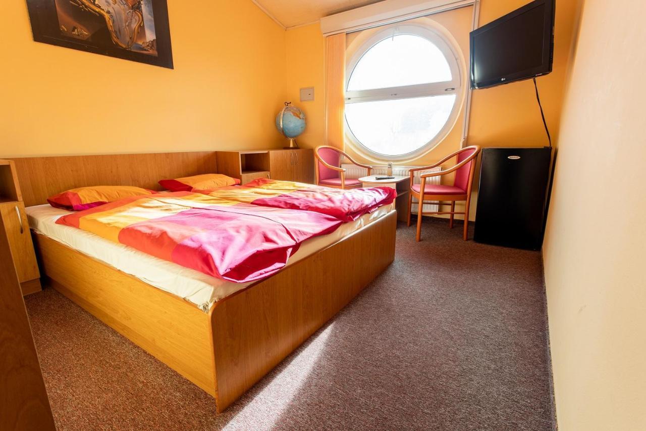 Penzion Skolicka Prag Exteriör bild