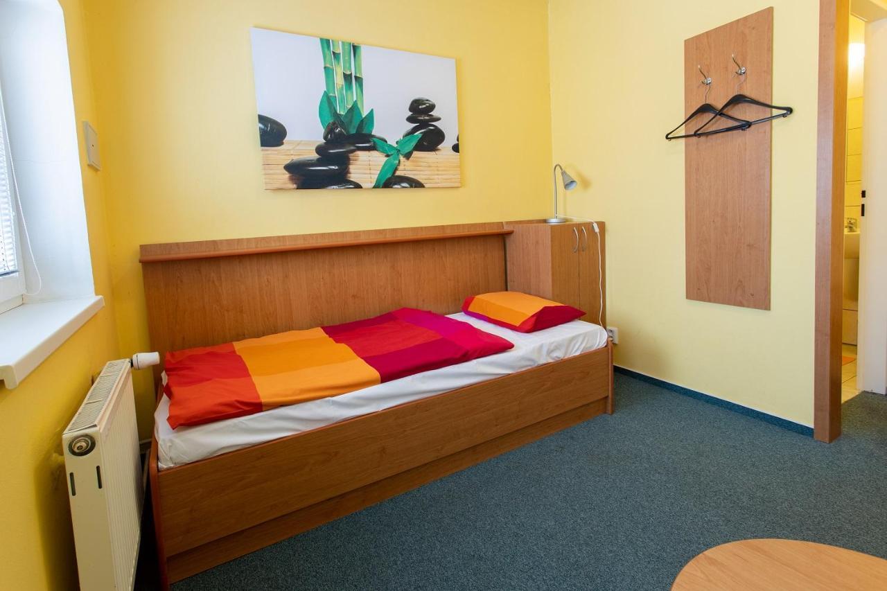 Penzion Skolicka Prag Exteriör bild